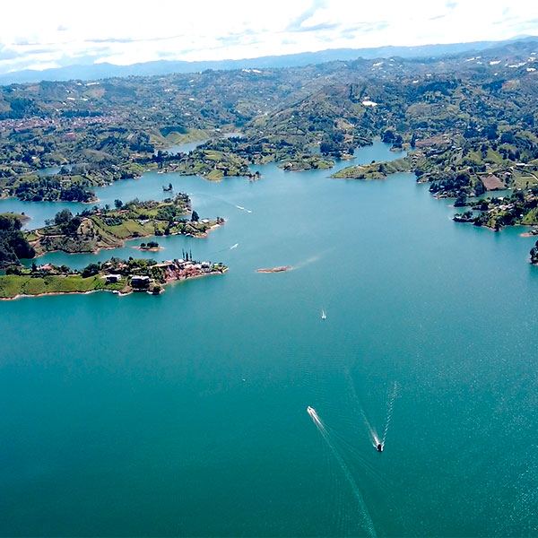 Embalce-Guatapé-desde-Helicóptero