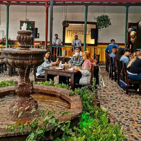 Celebración de fechas especiales en el restaurante Marmoleo Llegando en helicóptero.